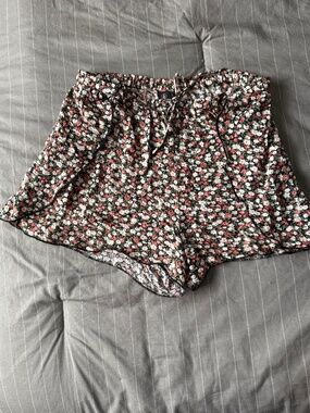 Volcom ladies wrapped around shorts